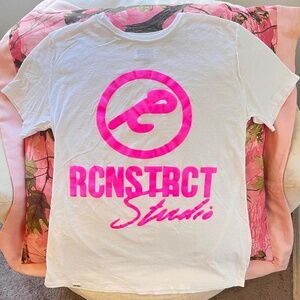 rcnstrct studios pink logo print t shirt